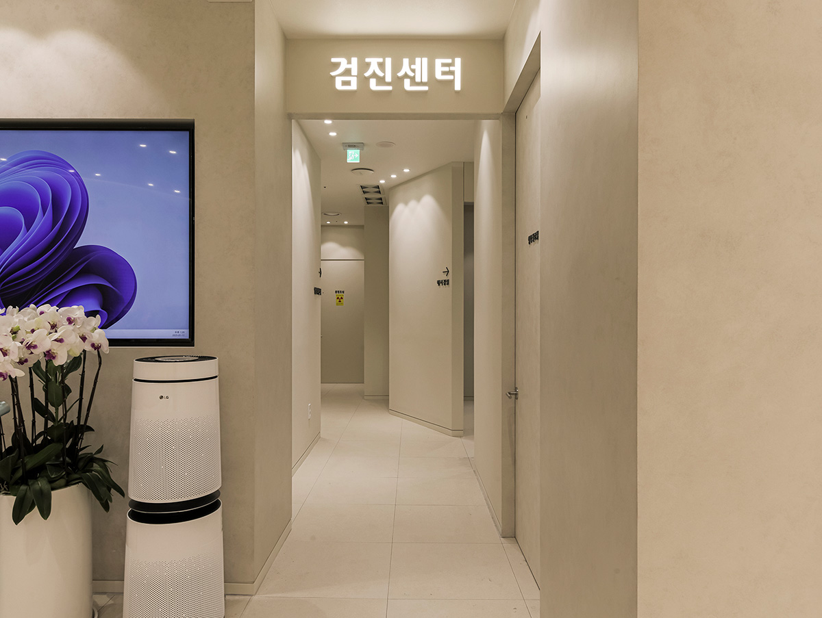 서울대입구더원내과 검진센터 입구와 검사실 복도