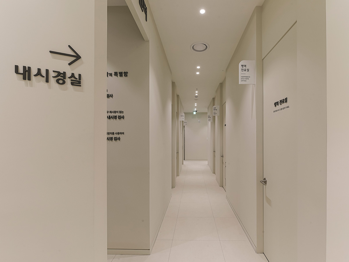 서울대입구더원내과 진료실과 내시경실로 이어지는 복도
